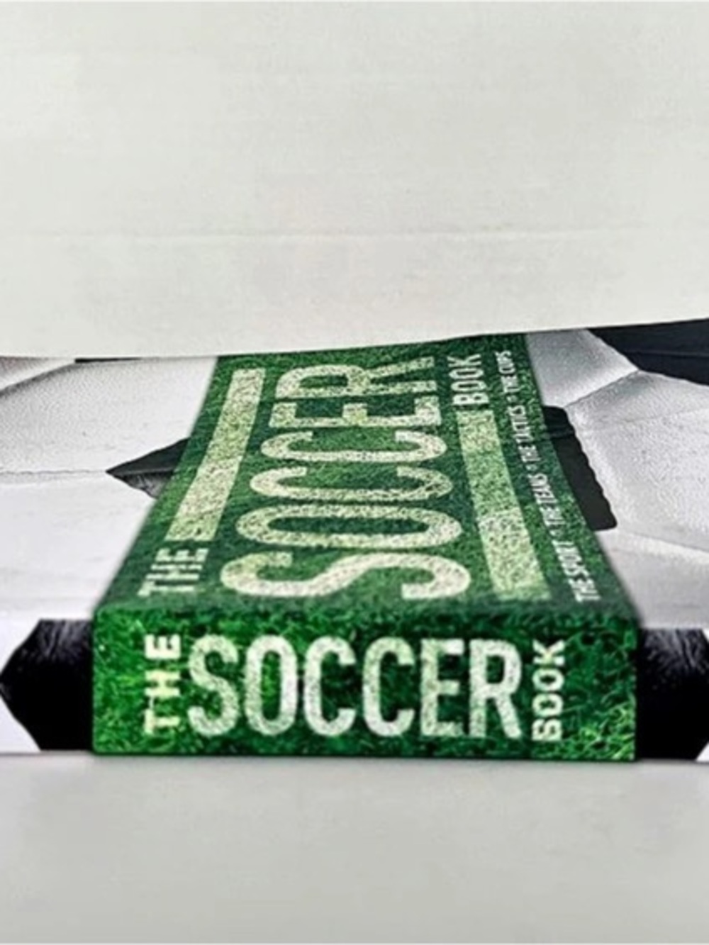 DK The Soccer Book: The Sport, the Teams, the Tactics, the Cups